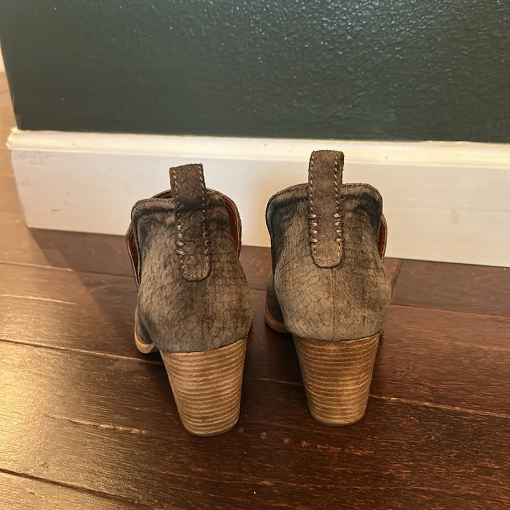 Good condition Jeffrey Campbell Rosalee Round Toe Ankle Boot in Gray Croc 8.5